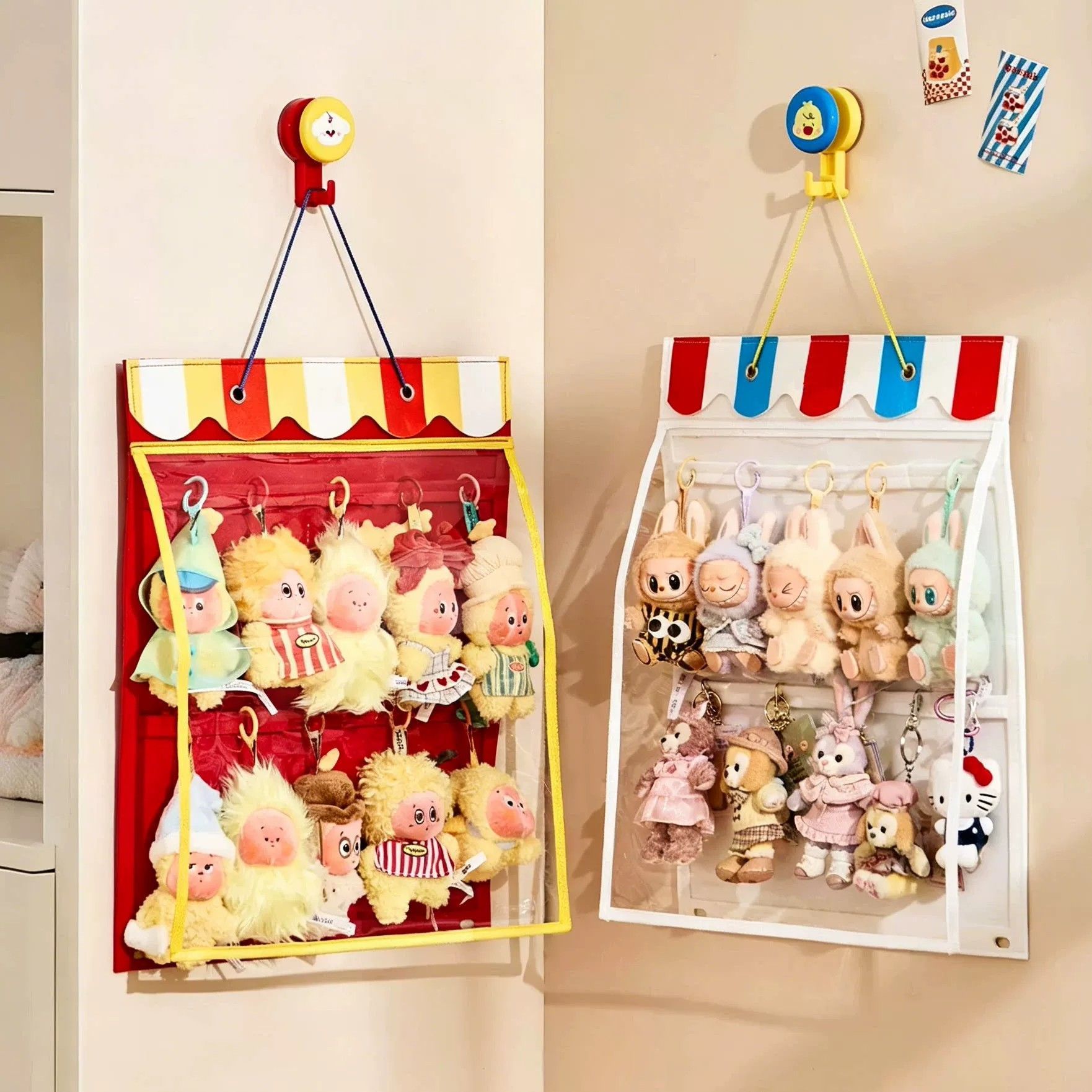 Dolls - ที่เก็บตุ๊กตาแบบแขวนกันฝุ่น พร้อมถุงผ้าสักหลาดกันฝุ่น สำหรับจัดเก็บและโชว์ตุ๊กตา ติดผนังได้